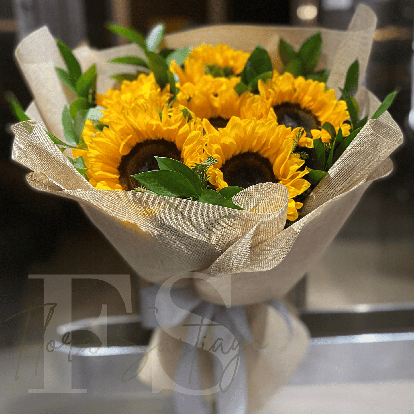 Ramo de 10 girasoles envueltos en arpillera, envía flores a domicilio