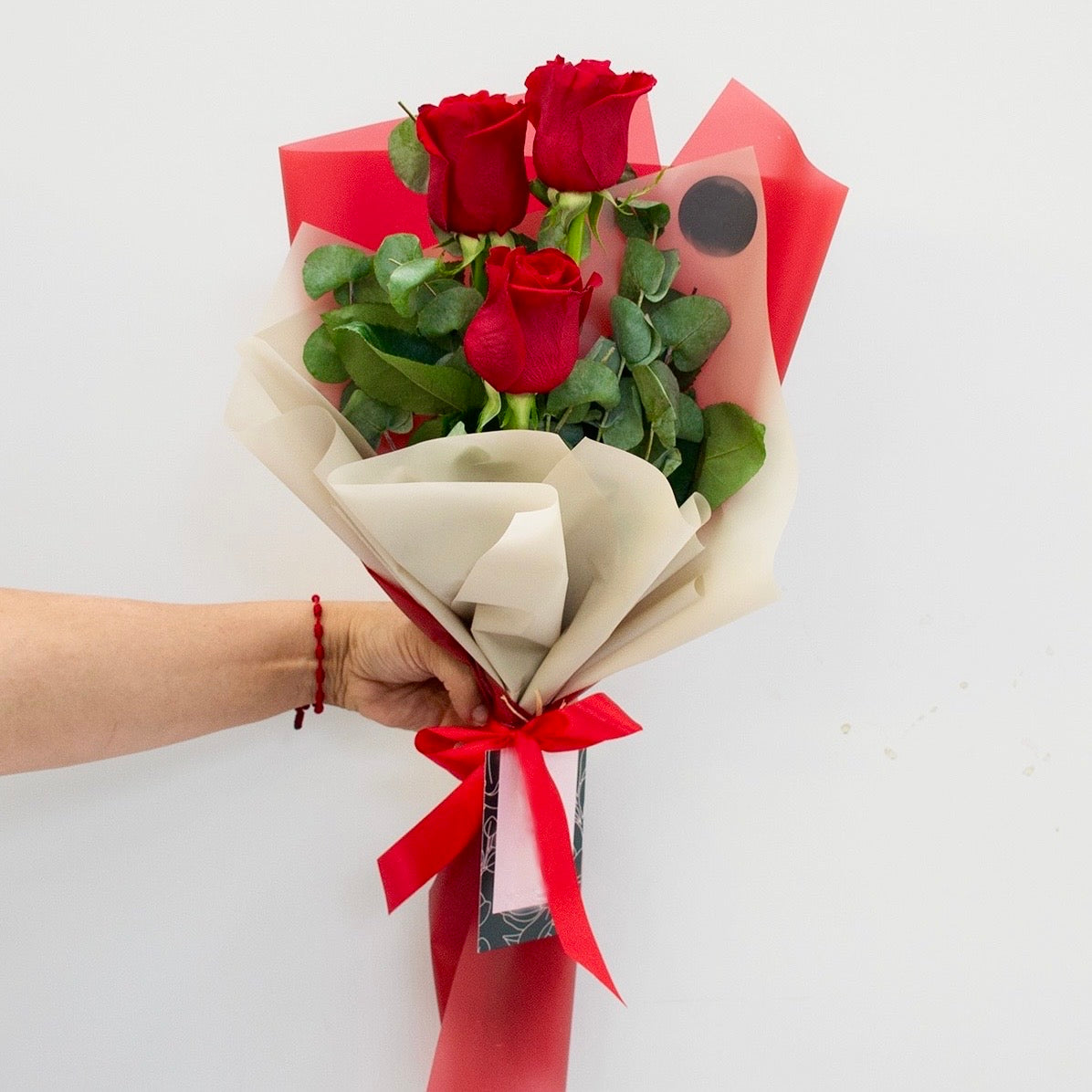 Ramo de 3 rosas rojas envueltas con extraordinario papel de color envía Flores a domicilio