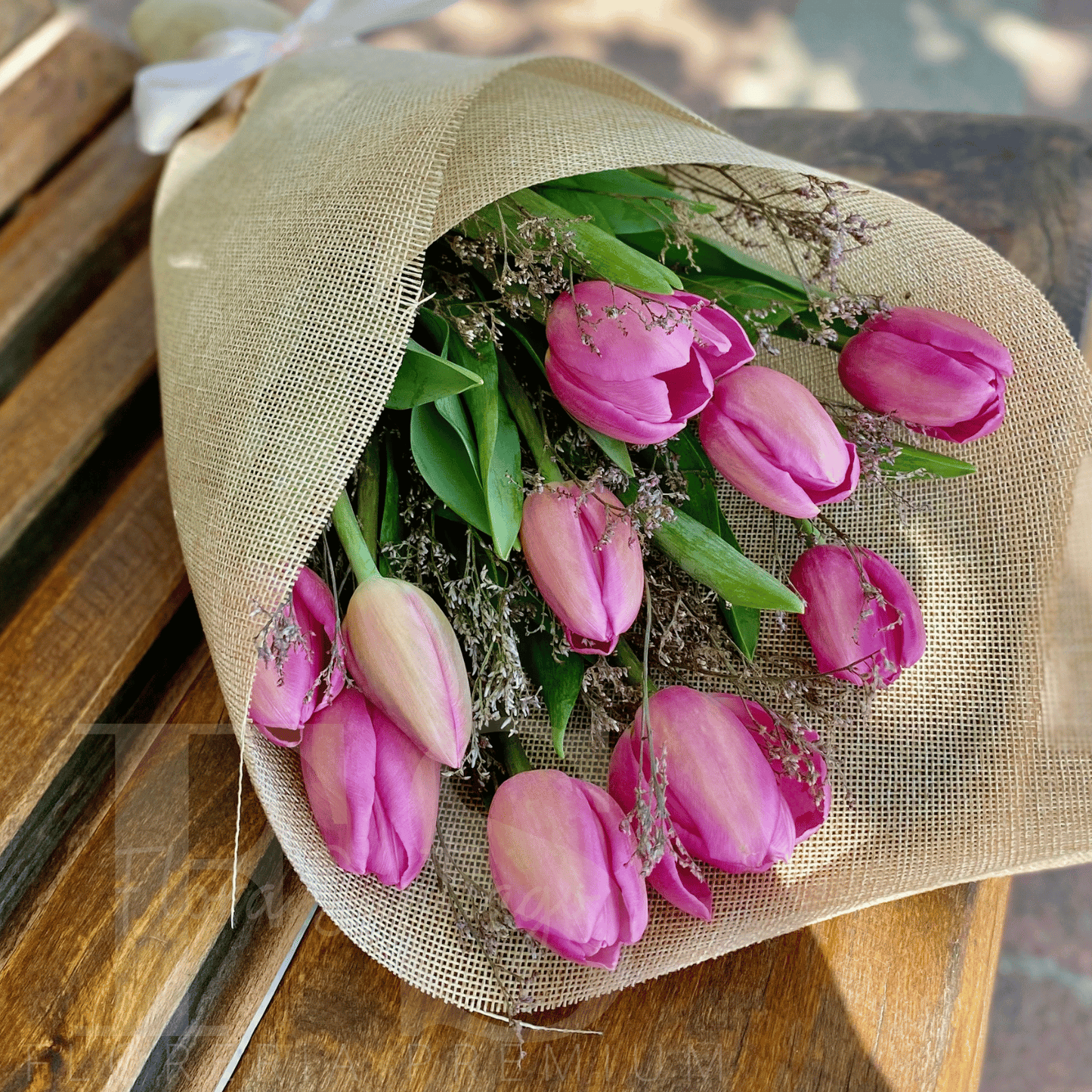 Ramo de 10 Tulipanes envueltos para regalo