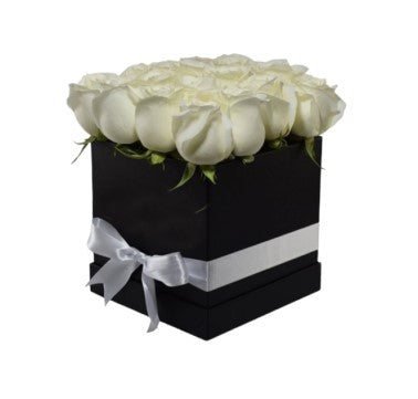 BOX CUADRADO DE 12 ROSAS BLANCAS