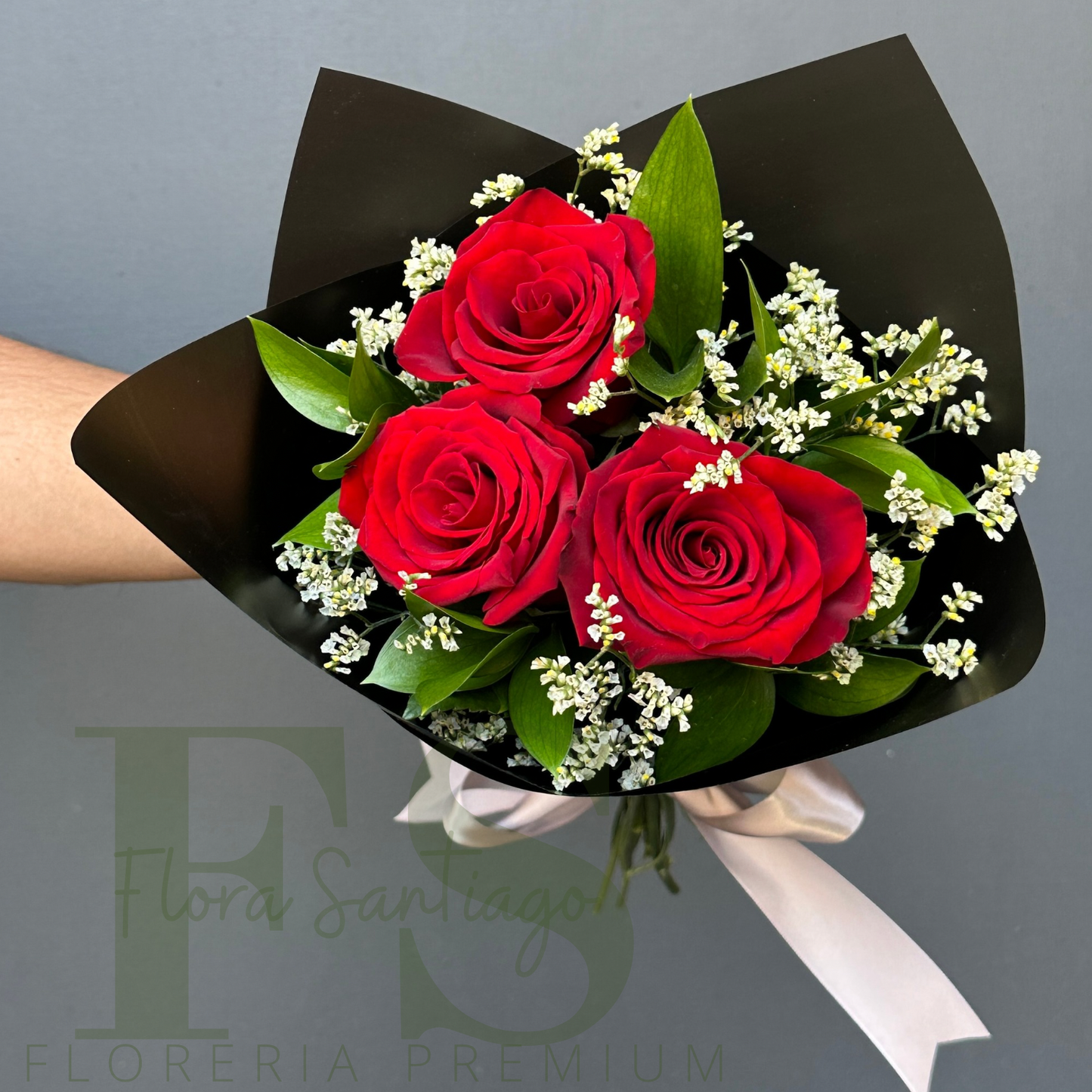 Ramo de 3 rosas envuelto para regalo, flores a domicilio