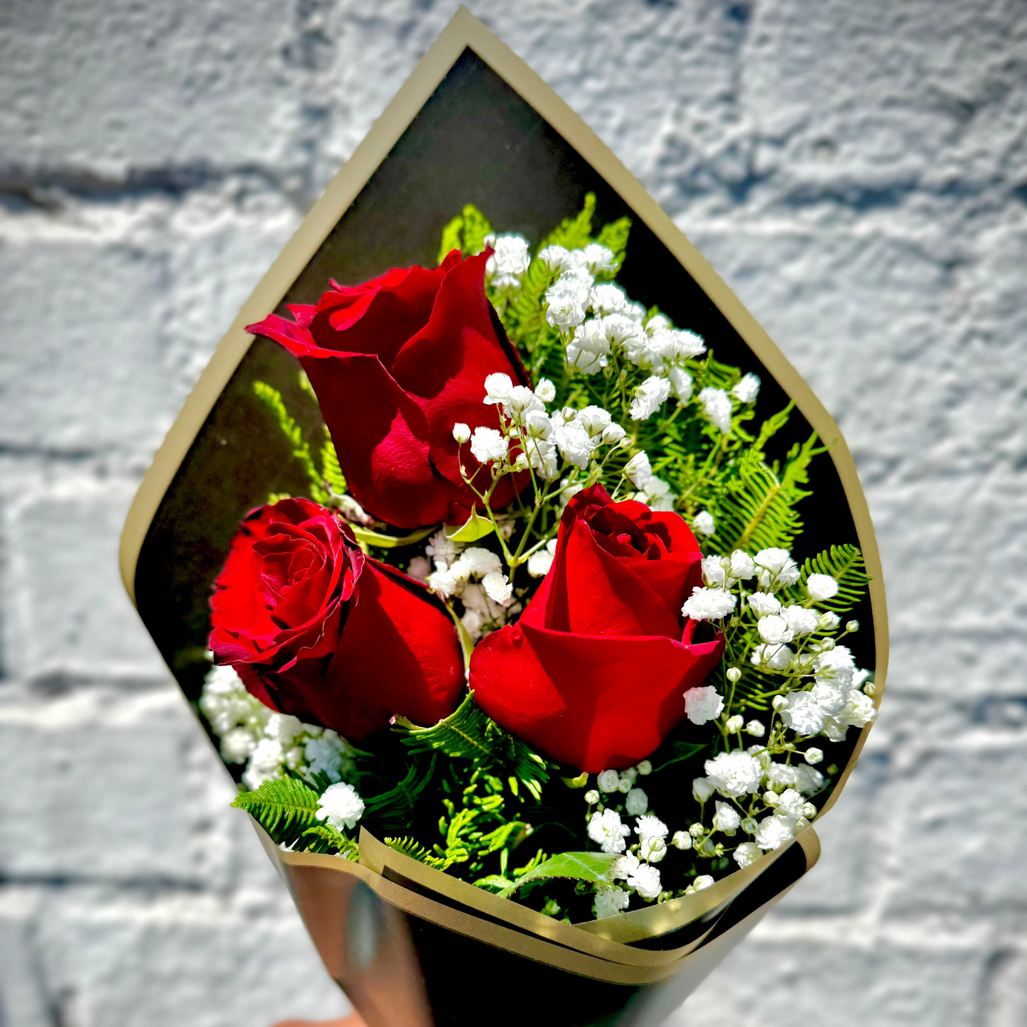 Ramo de 3 rosas envuelto para regalo, flores a domicilio