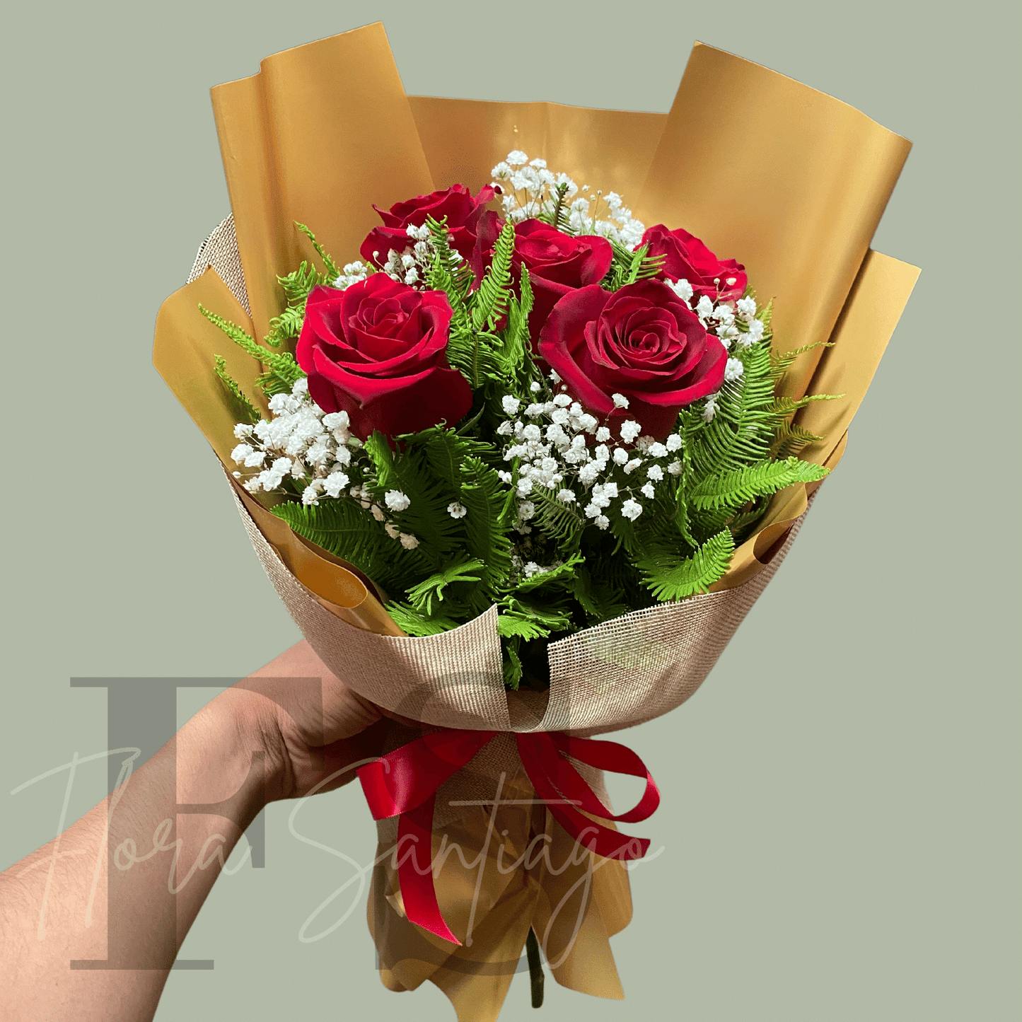 Ramo con 5 rosas rojas envueltas en lindo Papel, envía flores a domicilio