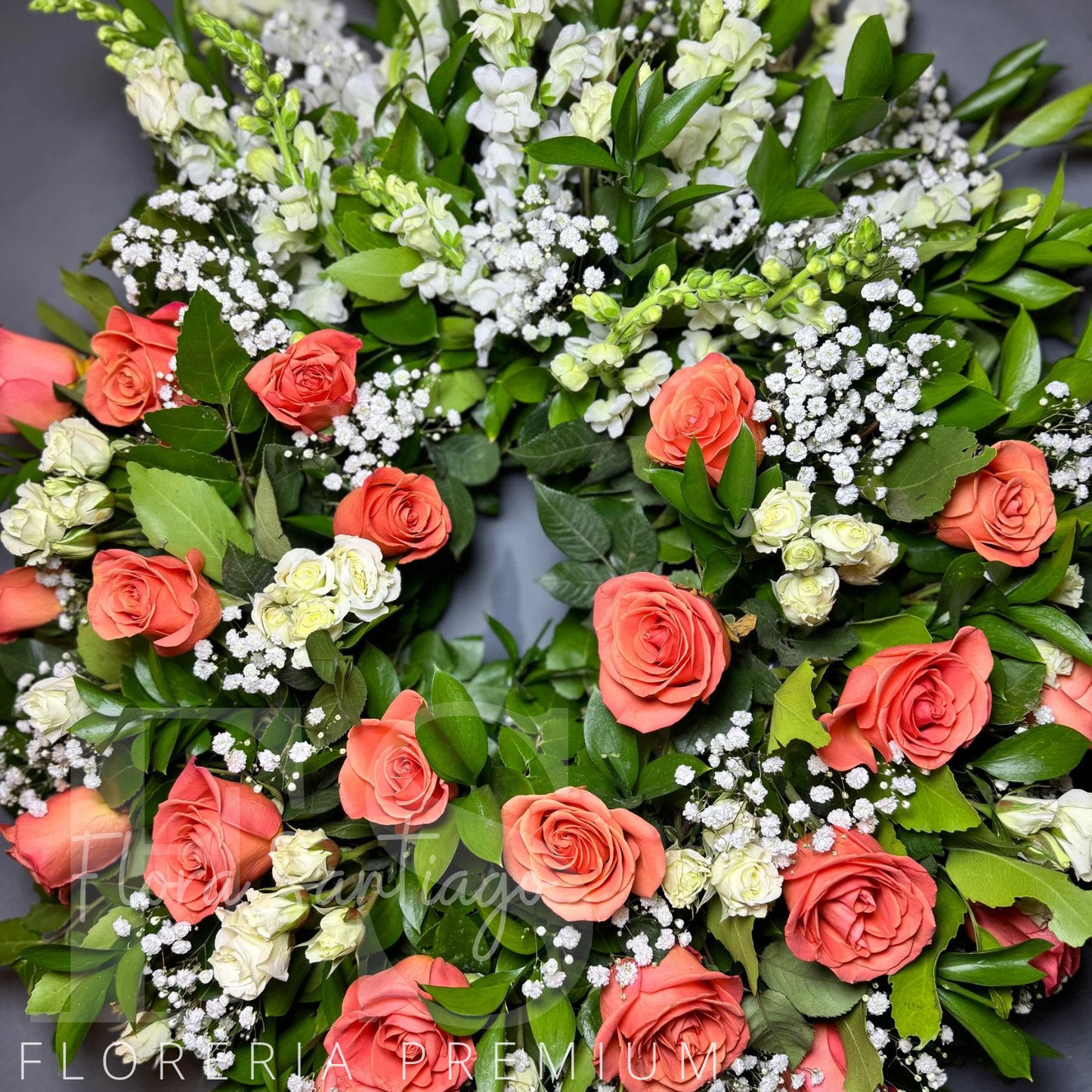 Corona fúnebre Arreglos de condolencia diseño de corona con flores damasco, rosadas y blancas