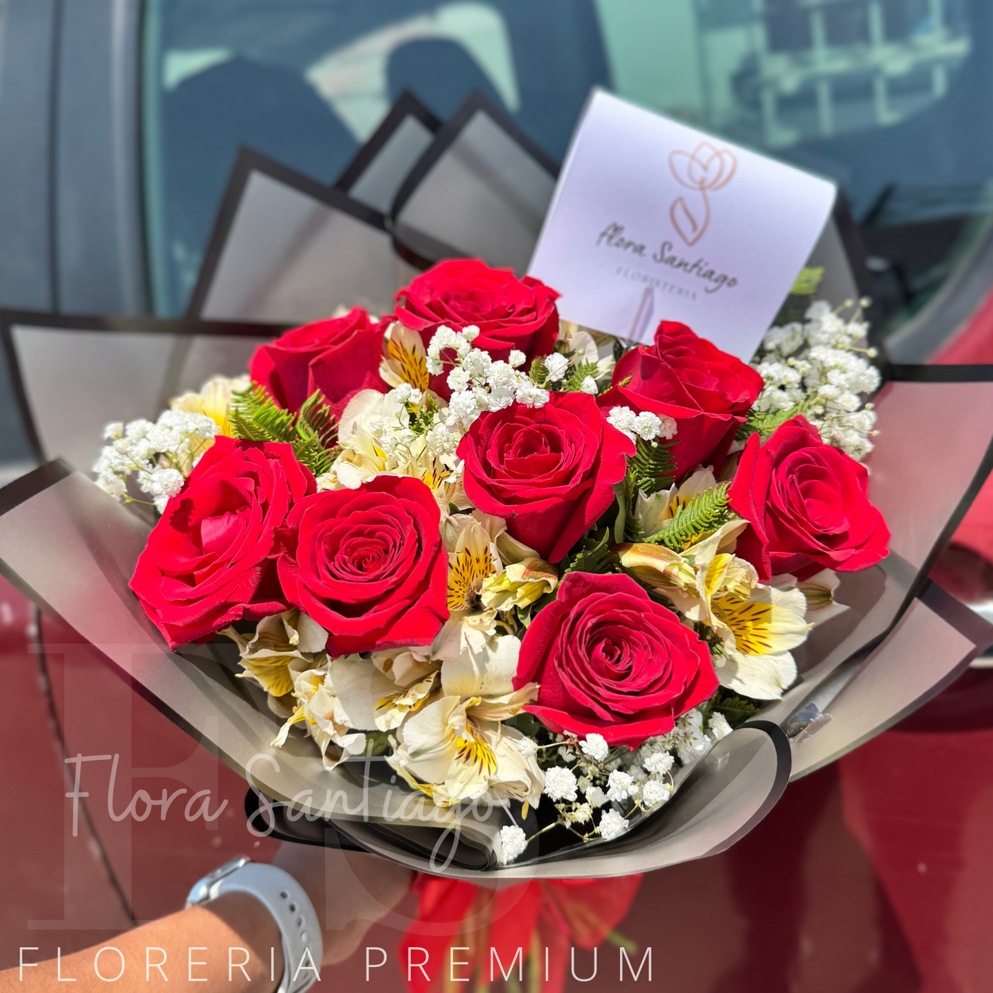 Lindo Ramo con 8 rosas rojas y Alstroemeria, envuelto en papel coreano