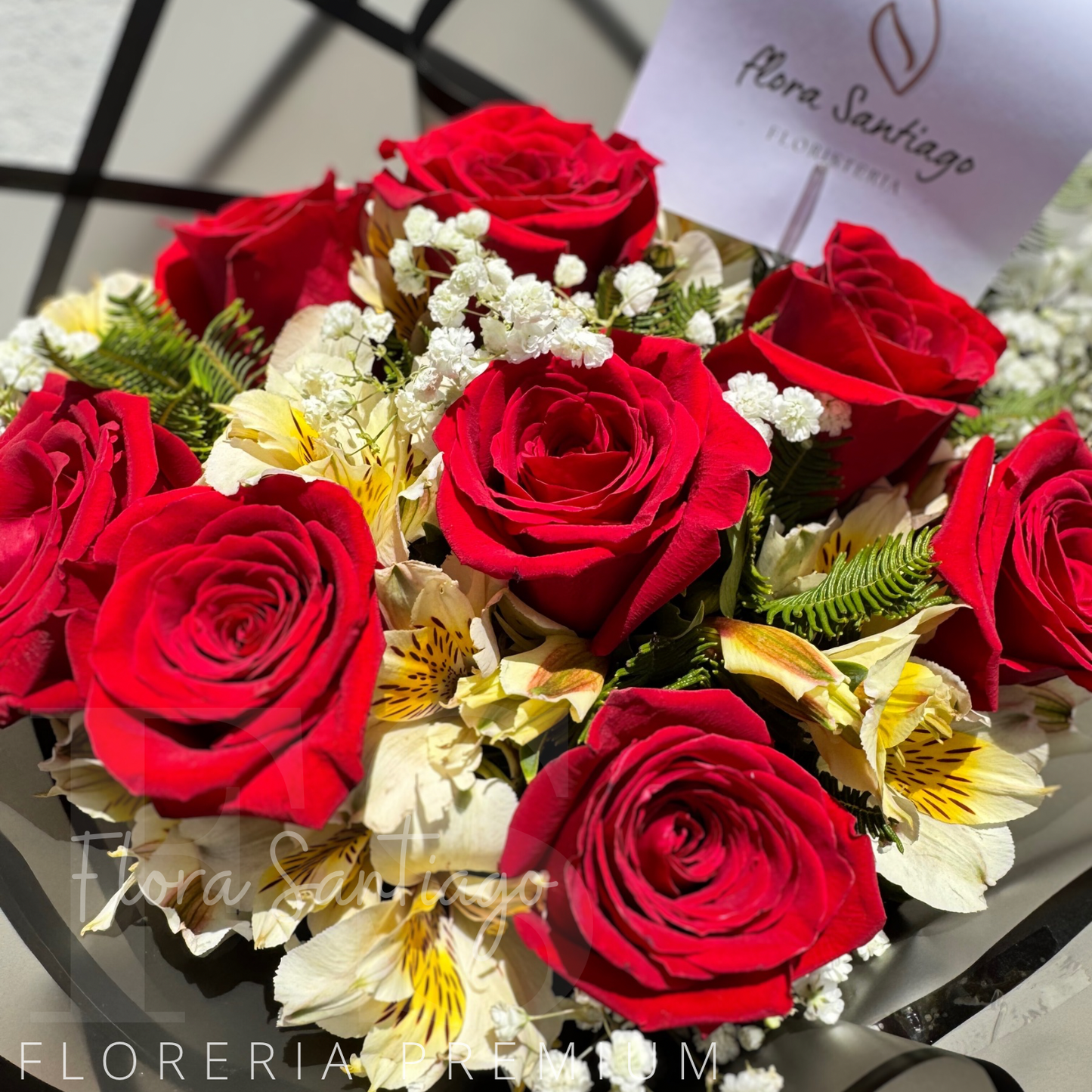 Lindo Ramo con 8 rosas rojas y Alstroemeria, envuelto en papel coreano