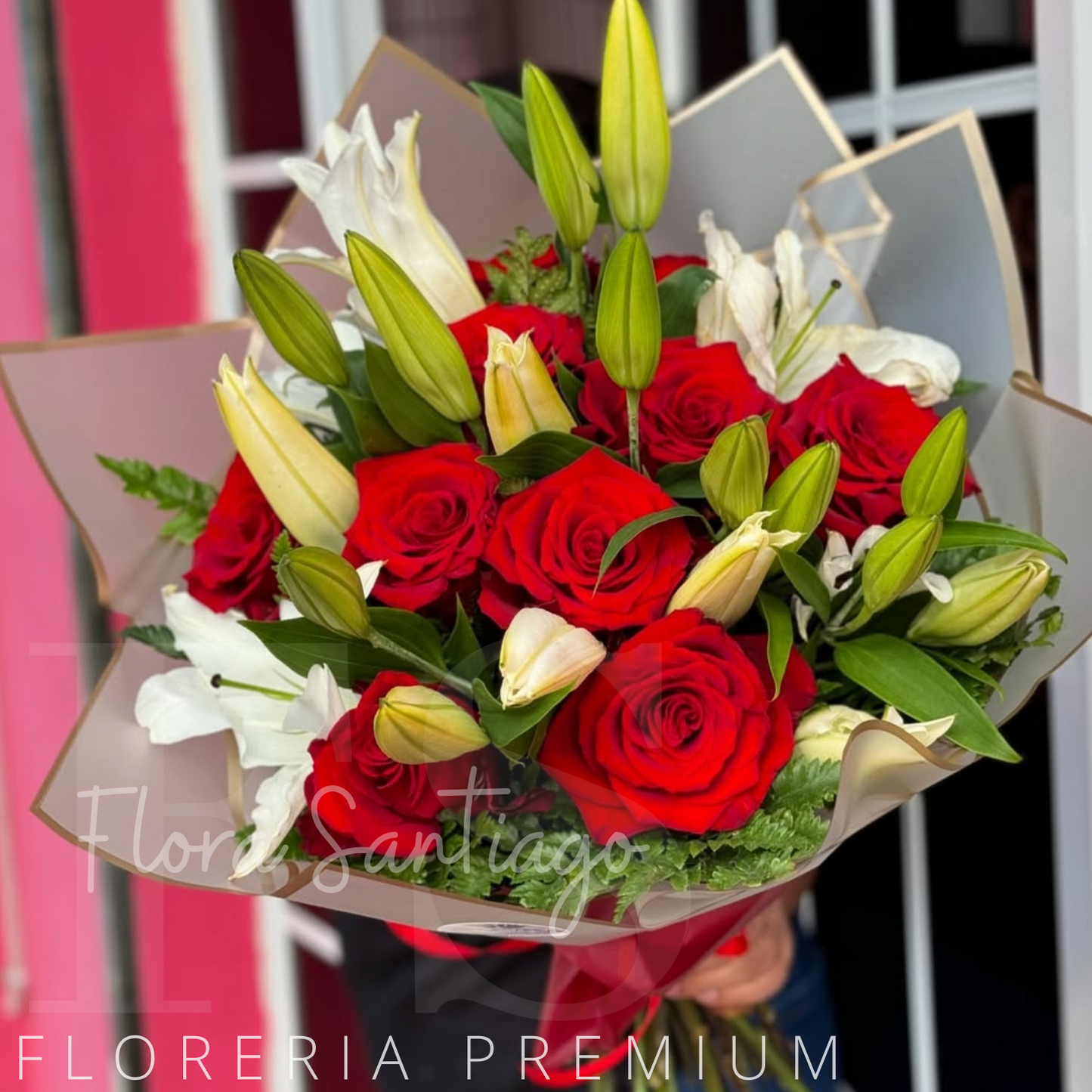 Ramo de 12 rosas rojas y 5 varas de Lilium blanco