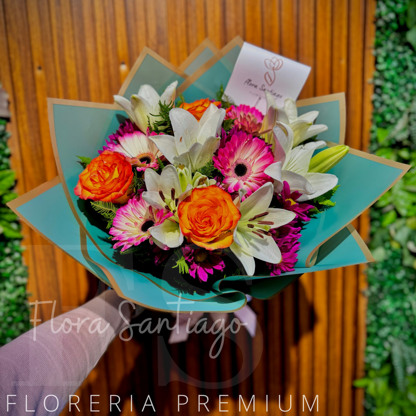 Ramo de flores surtidas Lilium, gerberas, margaritas y rosas