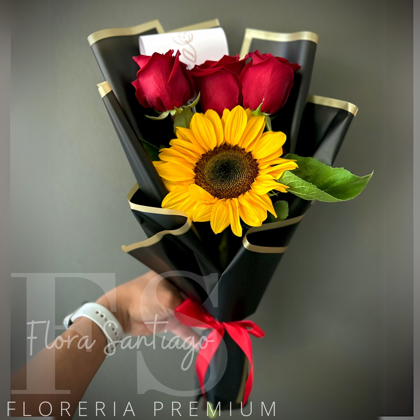 Ramo de 3 rosas rojas y 1 girasol