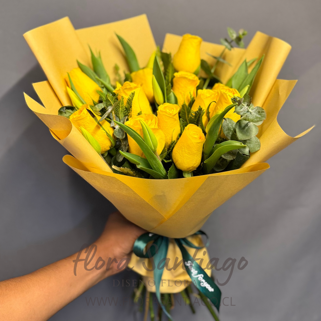 Ramo de 12 rosas amarillas y 10 tulipanes