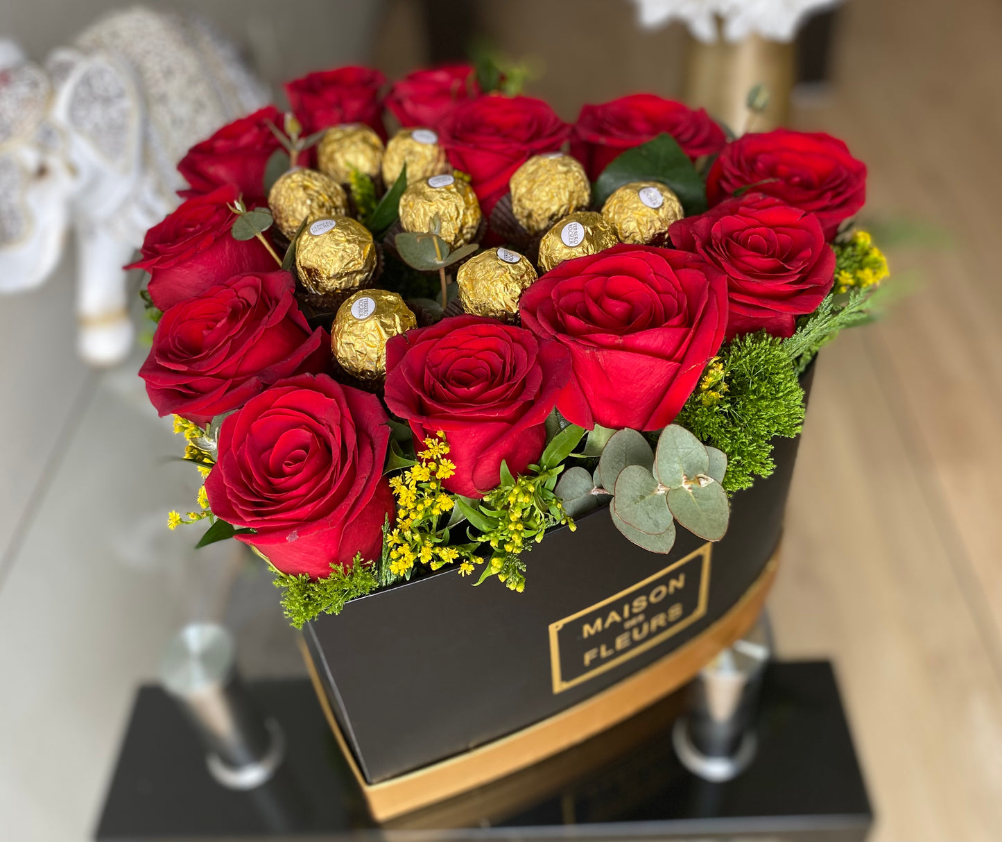 corazón de 12 rosas y 10 bombones Ferrero Rocher