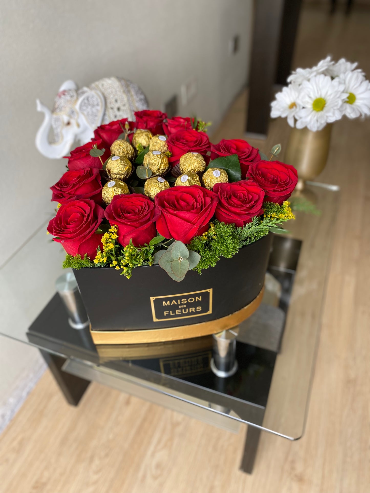 corazón de 12 rosas y 10 bombones Ferrero Rocher