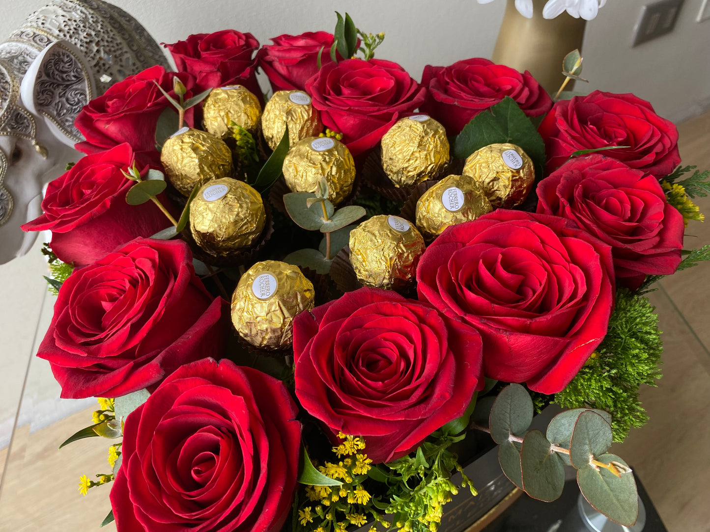 corazón de 12 rosas y 10 bombones Ferrero Rocher