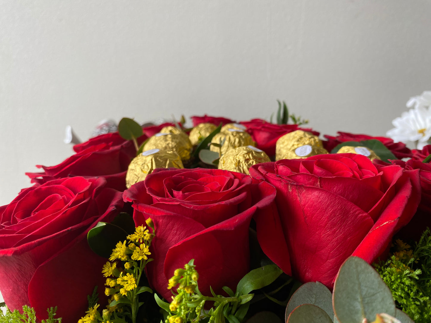 corazón de 12 rosas y 10 bombones Ferrero Rocher