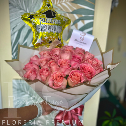 Ramo con 24 rosas rosadas más globo feliz graduación