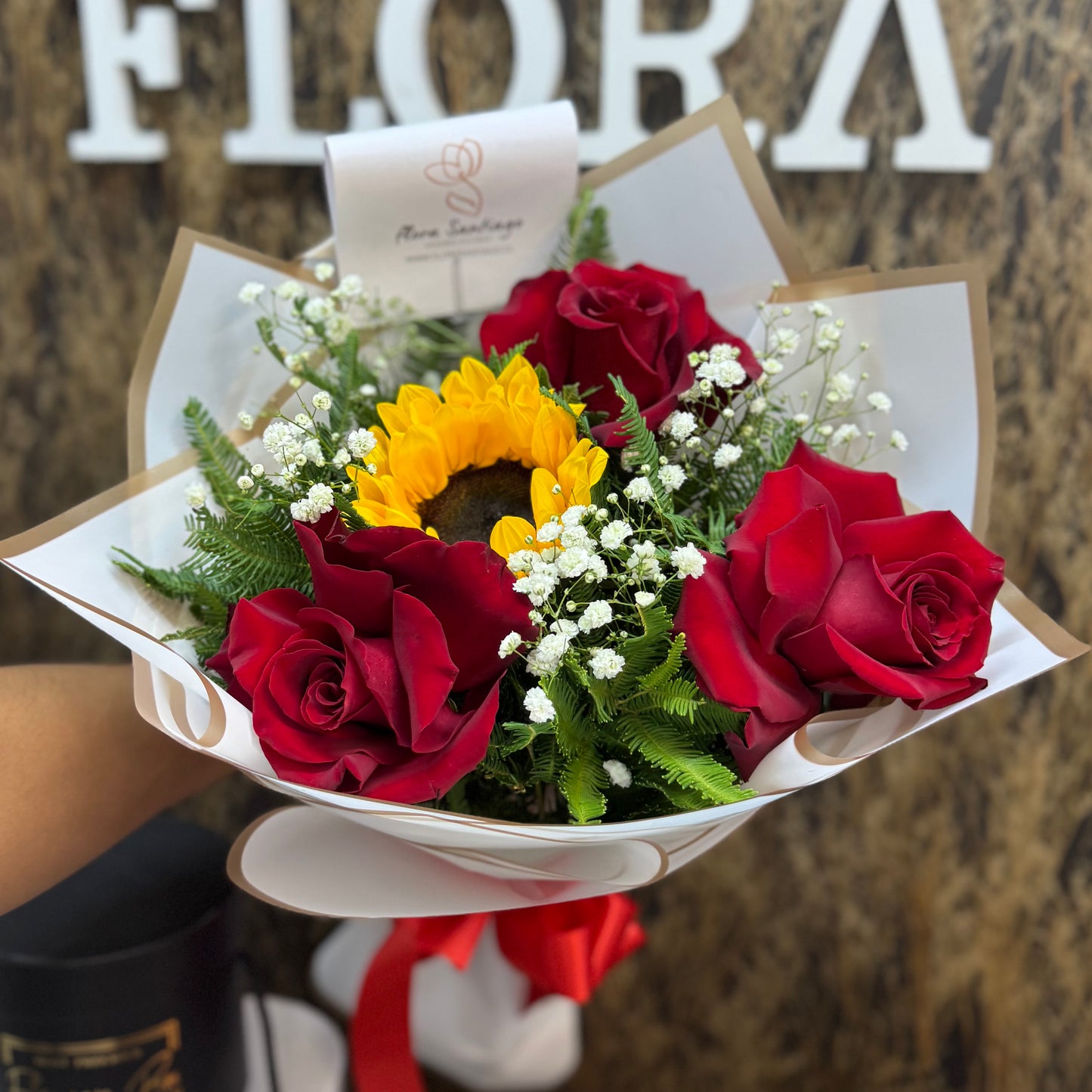 Ramo de 3 rosas y 1 girasol