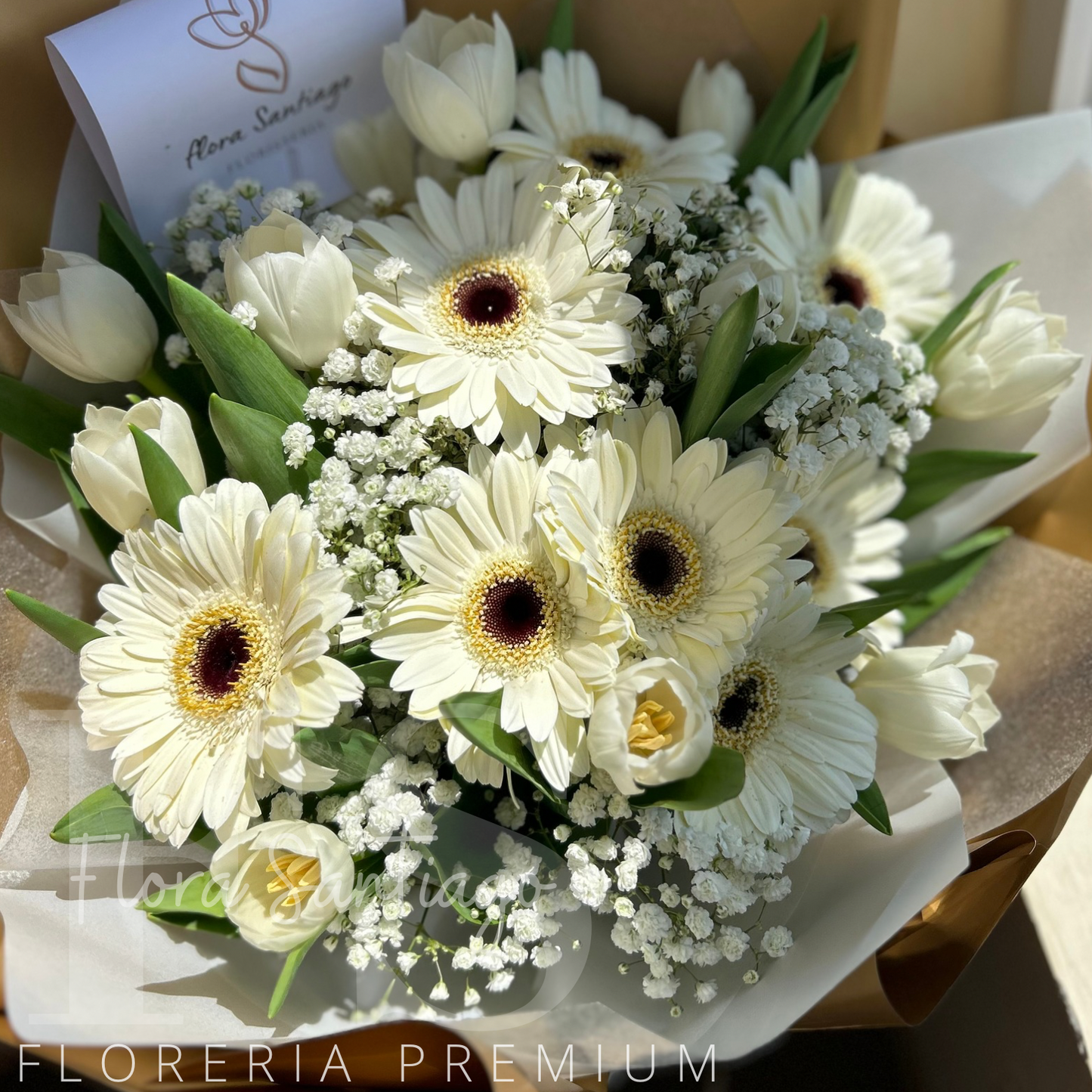 Tulipanes y gerberas envueltas para regalo