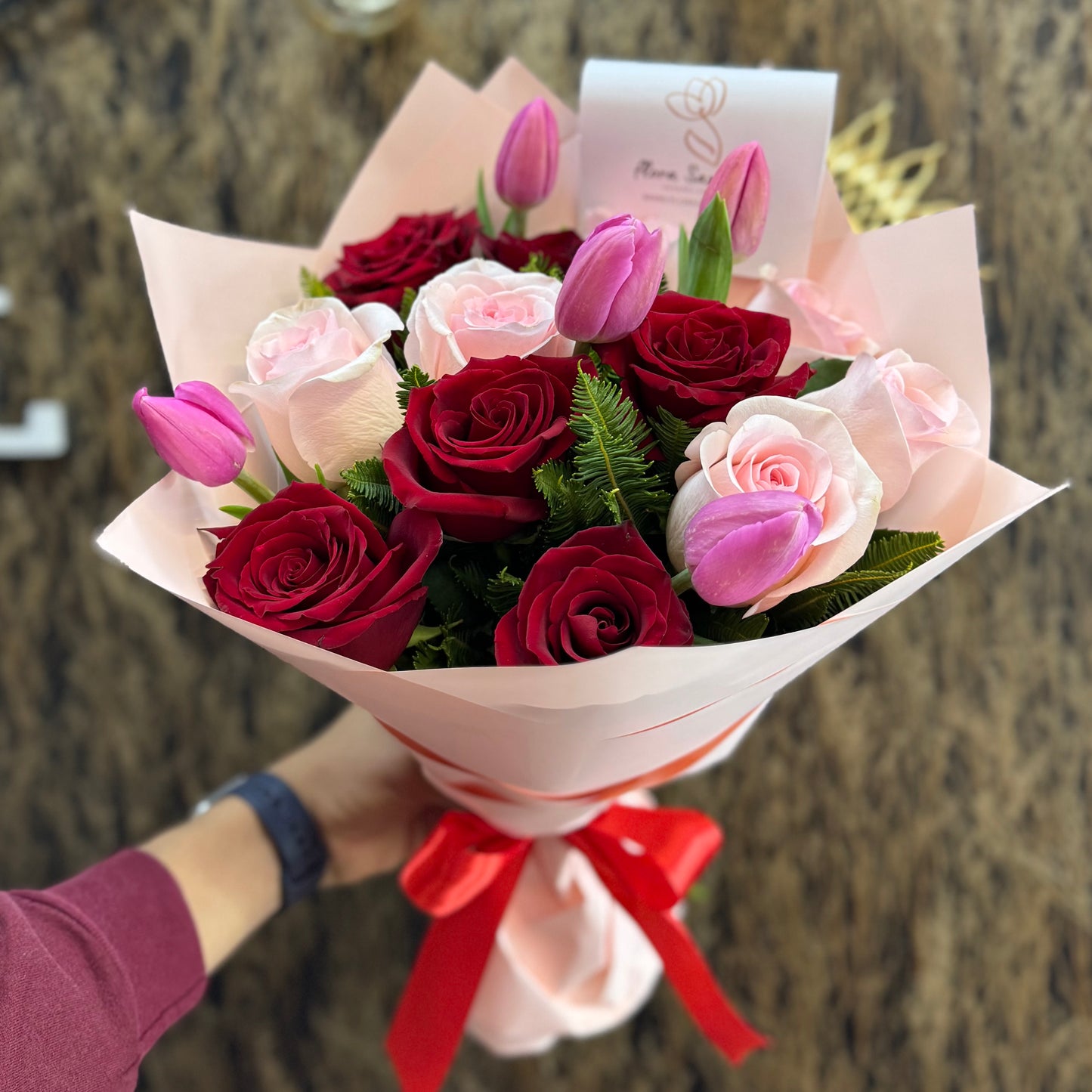 Ramo 6 rosas rojas, 6 rosas rosadas y 5 Tulipanes