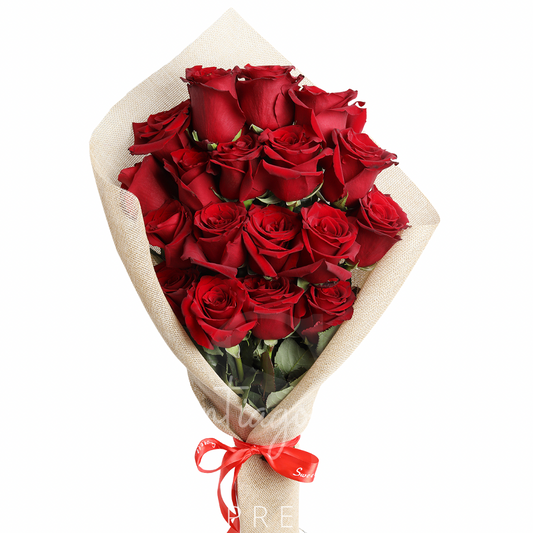 12 rosas rojas envueltas para regalo