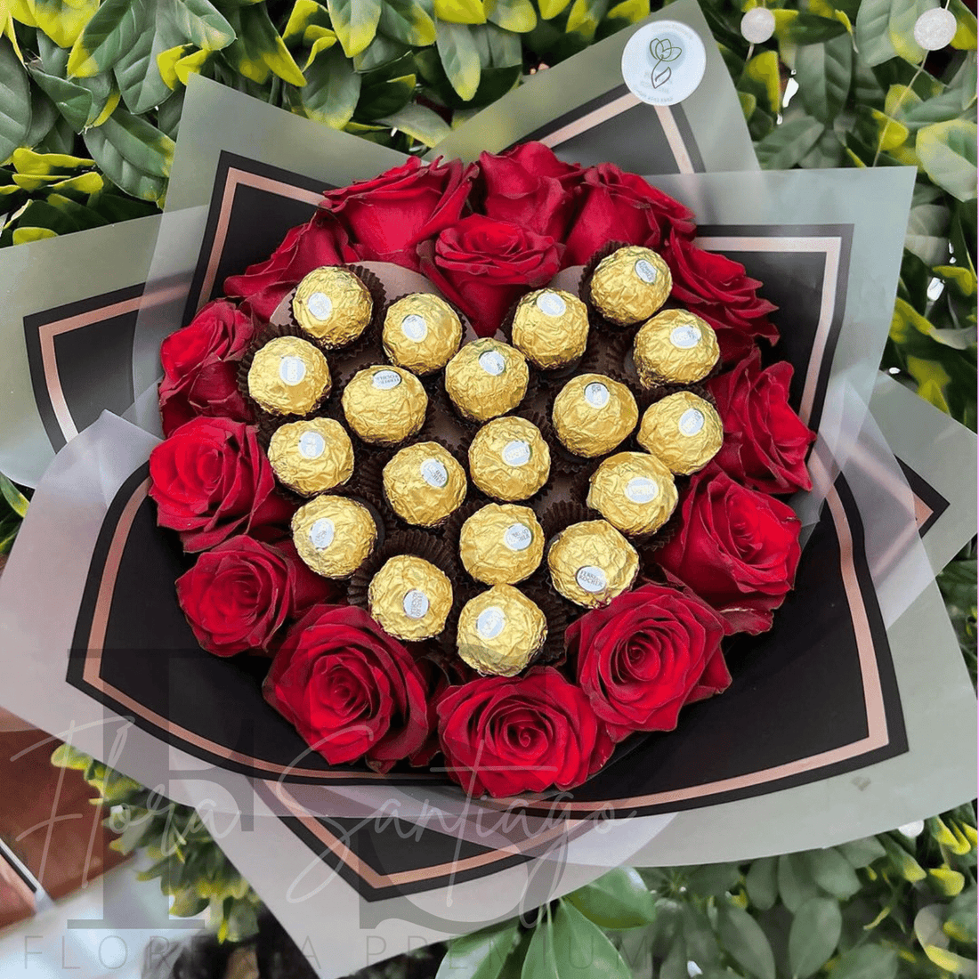 Ramo de 12 rosas rojas y 16 chocolates Ferrero Rocher – Flores a domicilio