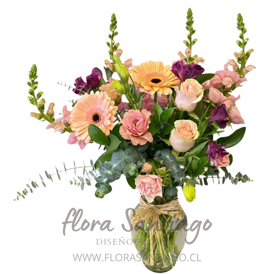 Flores mixtas en tonos pasteles en florero