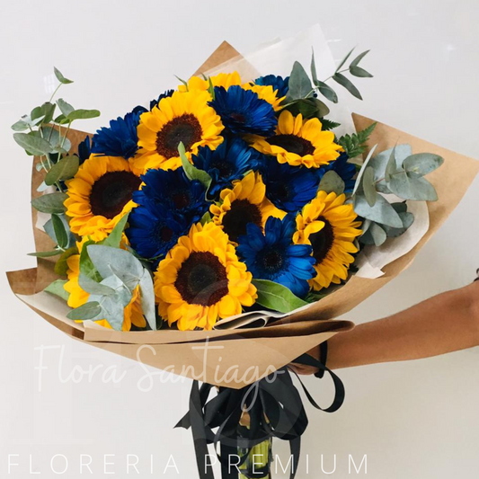 Ramo con 8 girasoles y 10 gerberas azules