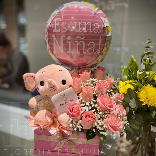 Arreglo con flores para nacimiento de una niña