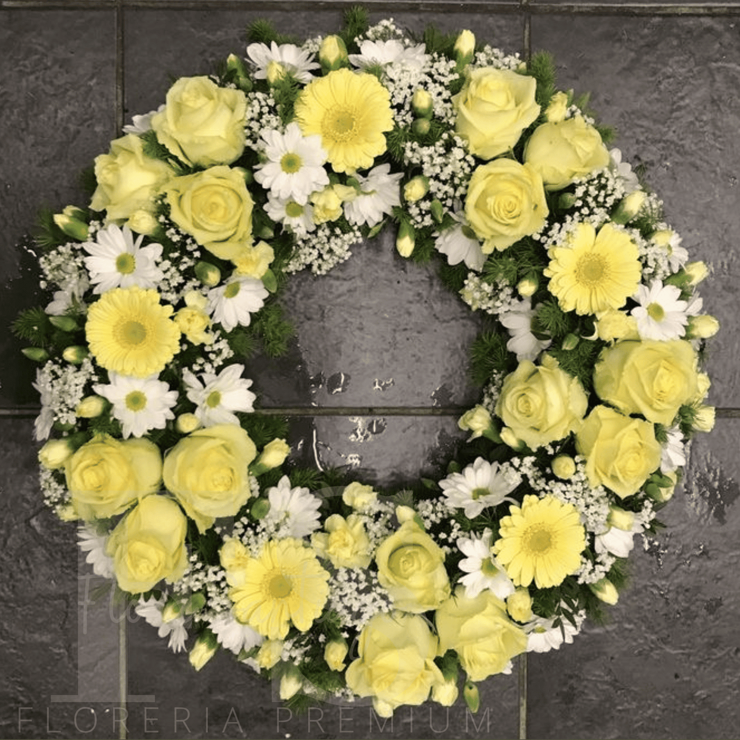 Corona fúnebre clásica blanca grande con Rosas margaritas y gerberas arreglo de condolencias blanco