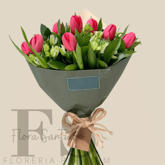 Ramo de tulipanes con alstroemeria envuelta para regalo