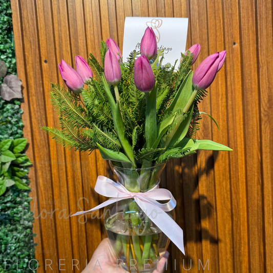 10 Tulipanes en florero de vidrio.