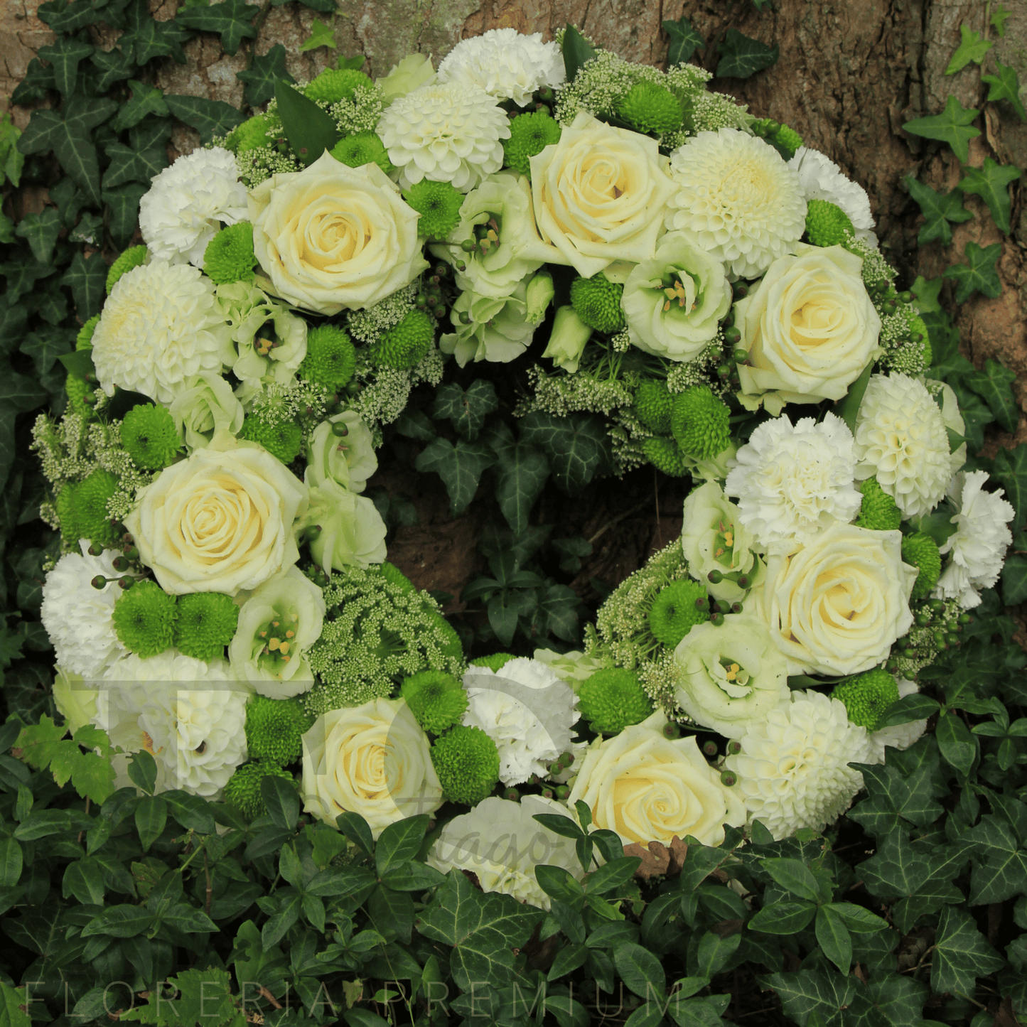 Corona fúnebre clásica con rosas, pompones y flor de lisianthus arreglos De consuelo blanco