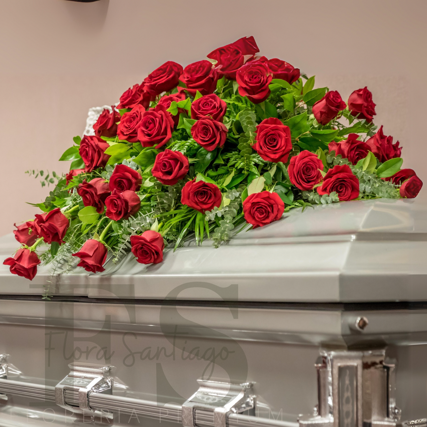 Cubre urnas con 50 rosas rojas arreglo fúnebre que destaca