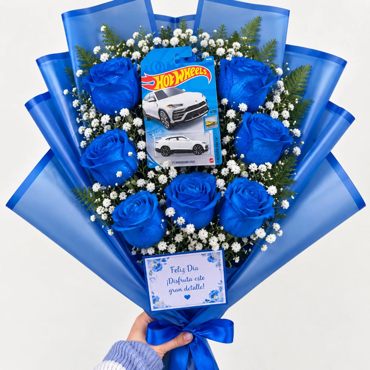 Ramo de 7 rosas azules y un auto Hot Wheels