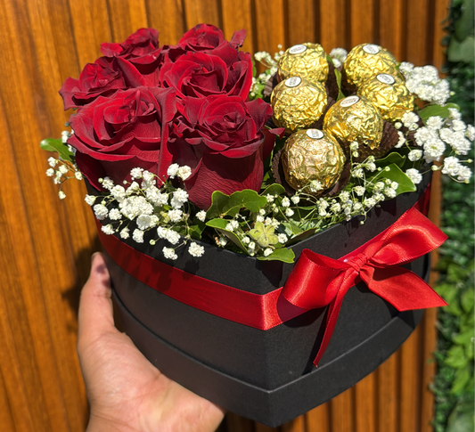 Caja corazón de 6 rosas y 6 bombones