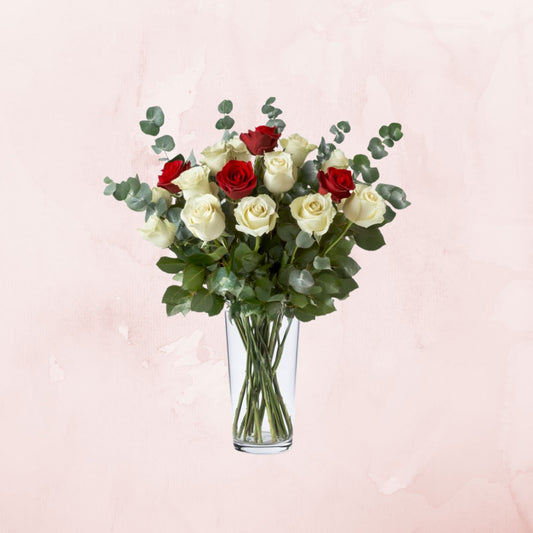 Florero de 15 Rosas Blancas y Rojas