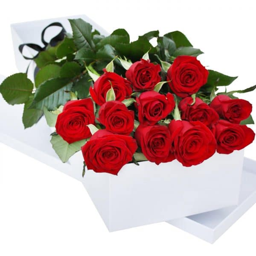 CAJA RECTANGULAR DE 12 ROSAS