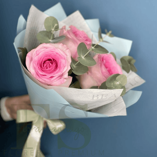 Ramo con 3 rosas envuelto para regalo, flores a domicilio