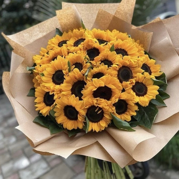 Ramo con 30 girasoles envuelto en papel kraft para regalo envía flores a domicilio