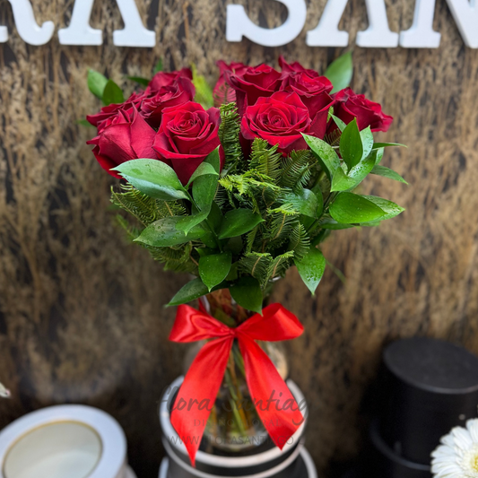 Florero con 12 rosas rojas