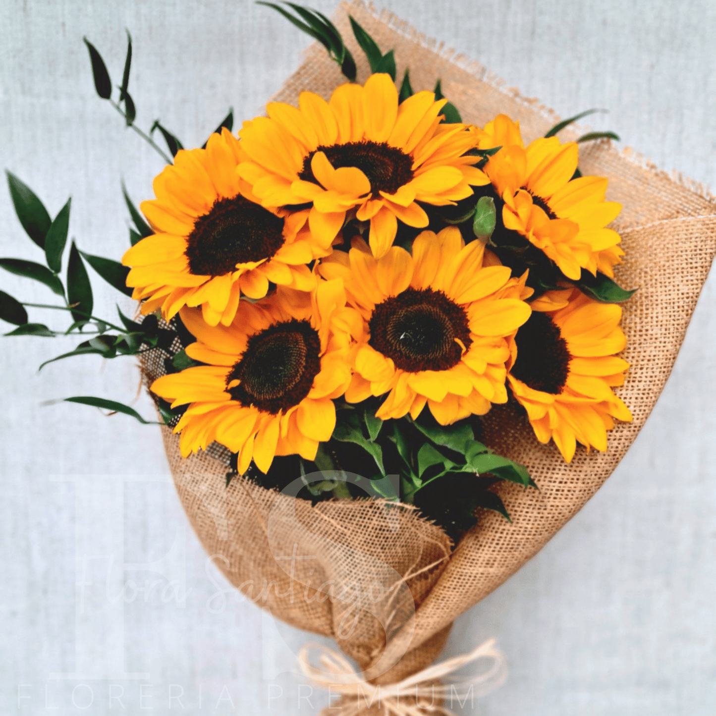 Ramo con 6 girasoles envuelto en arpillera perfecto para regalar envía flores a domicilio