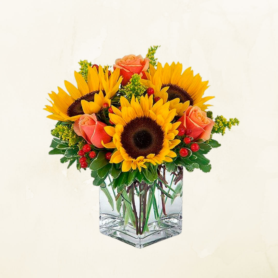 Florero en cubo de 4 Girasoles y 4 Rosas