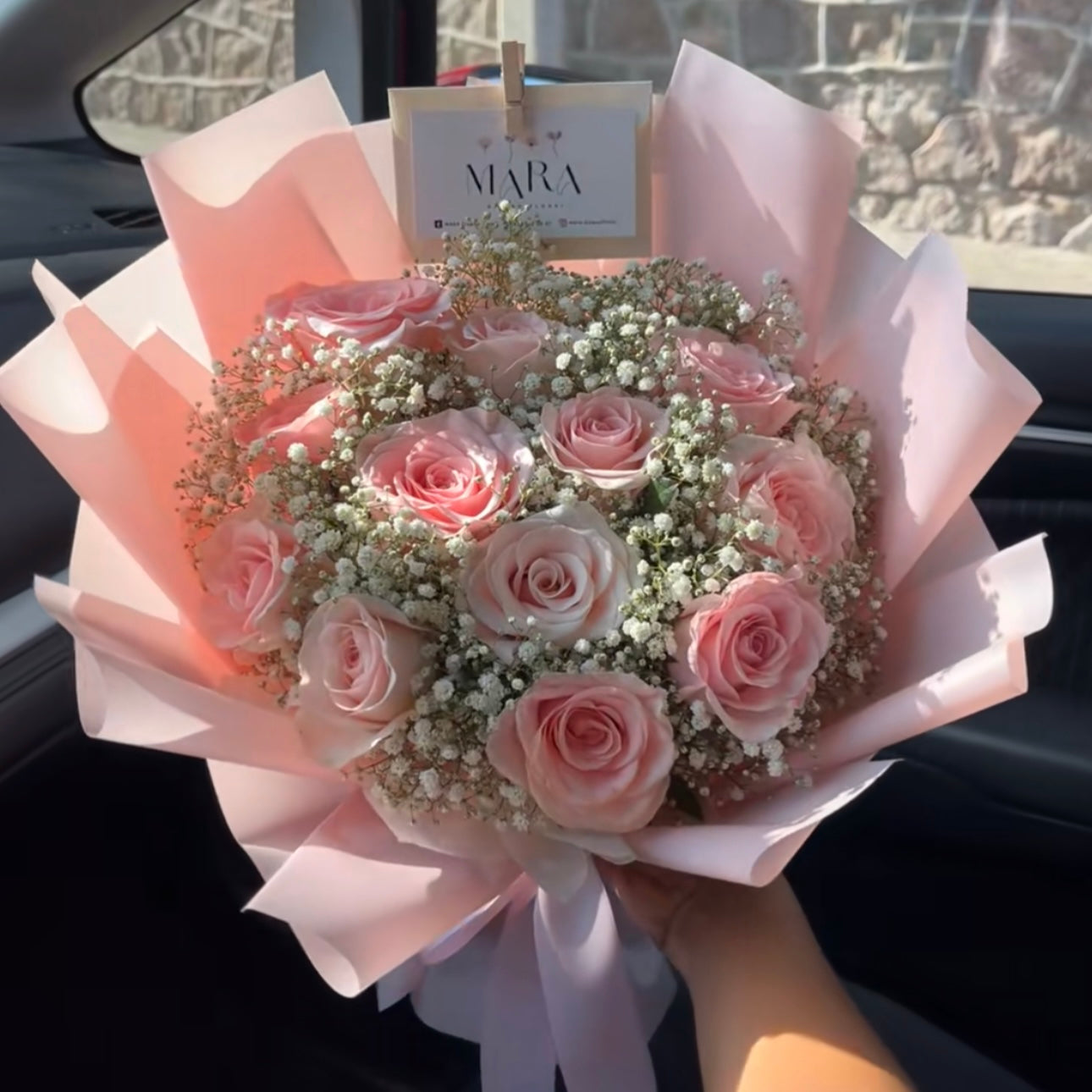 Ramo de 12 Rosas rosadas y Gipsófilas