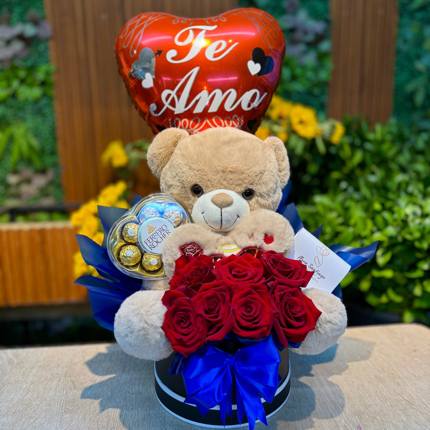 Box con rosas y oso de peluche
