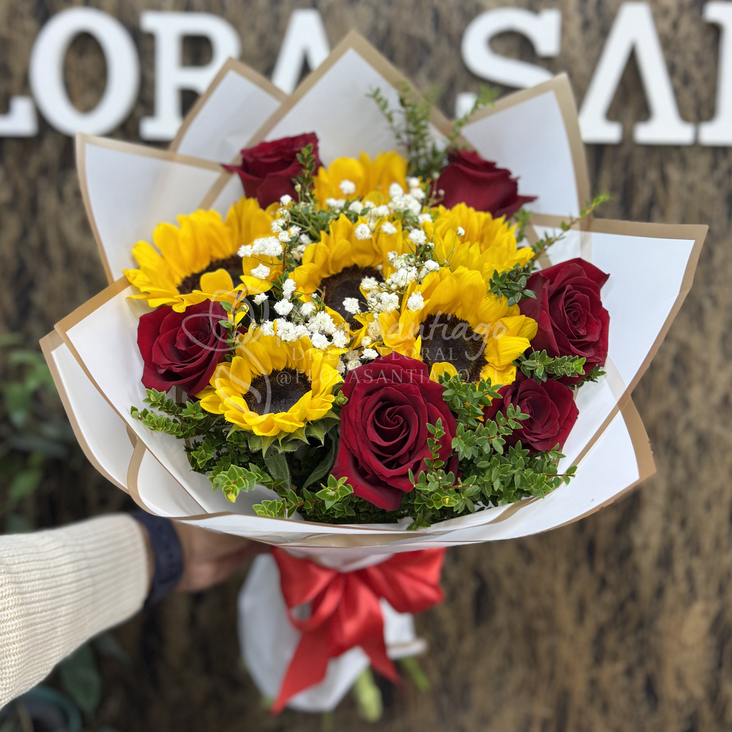 Ramo de 6 girasoles y 6 rosas rojas