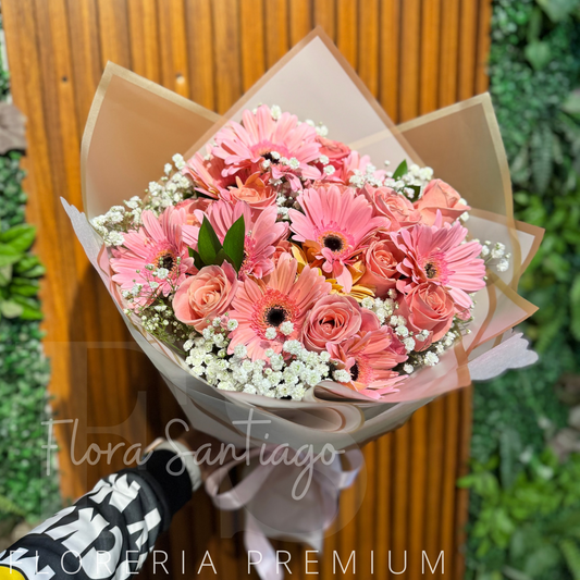 Ramo de rosas rosadas y gerberas rosadas