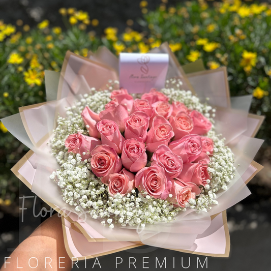 Ramo con 12 rosas rosadas y ilusión blanca