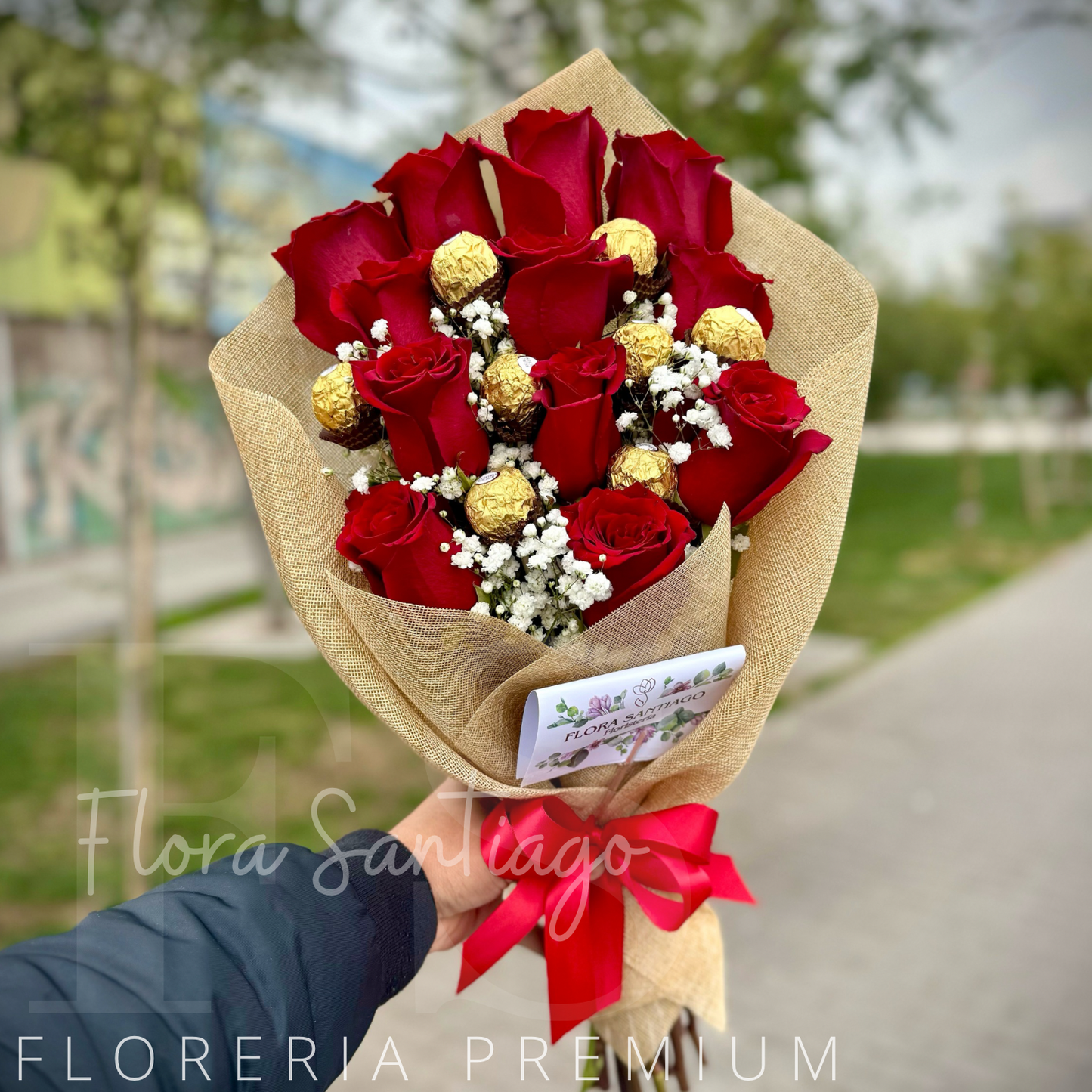 Ramo 12 rosas y 8 bombones