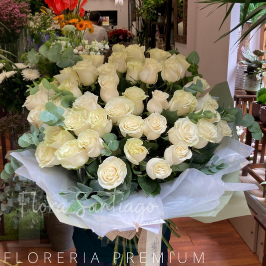 Ramo de 57 rosas blancas envueltas para regalo