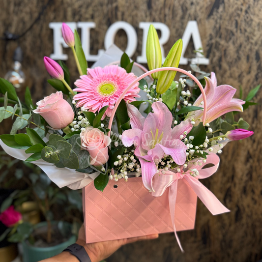 Arreglo Cartera de flores con 3 Rosas, 3 Tulipanes y 2 liliums rosado