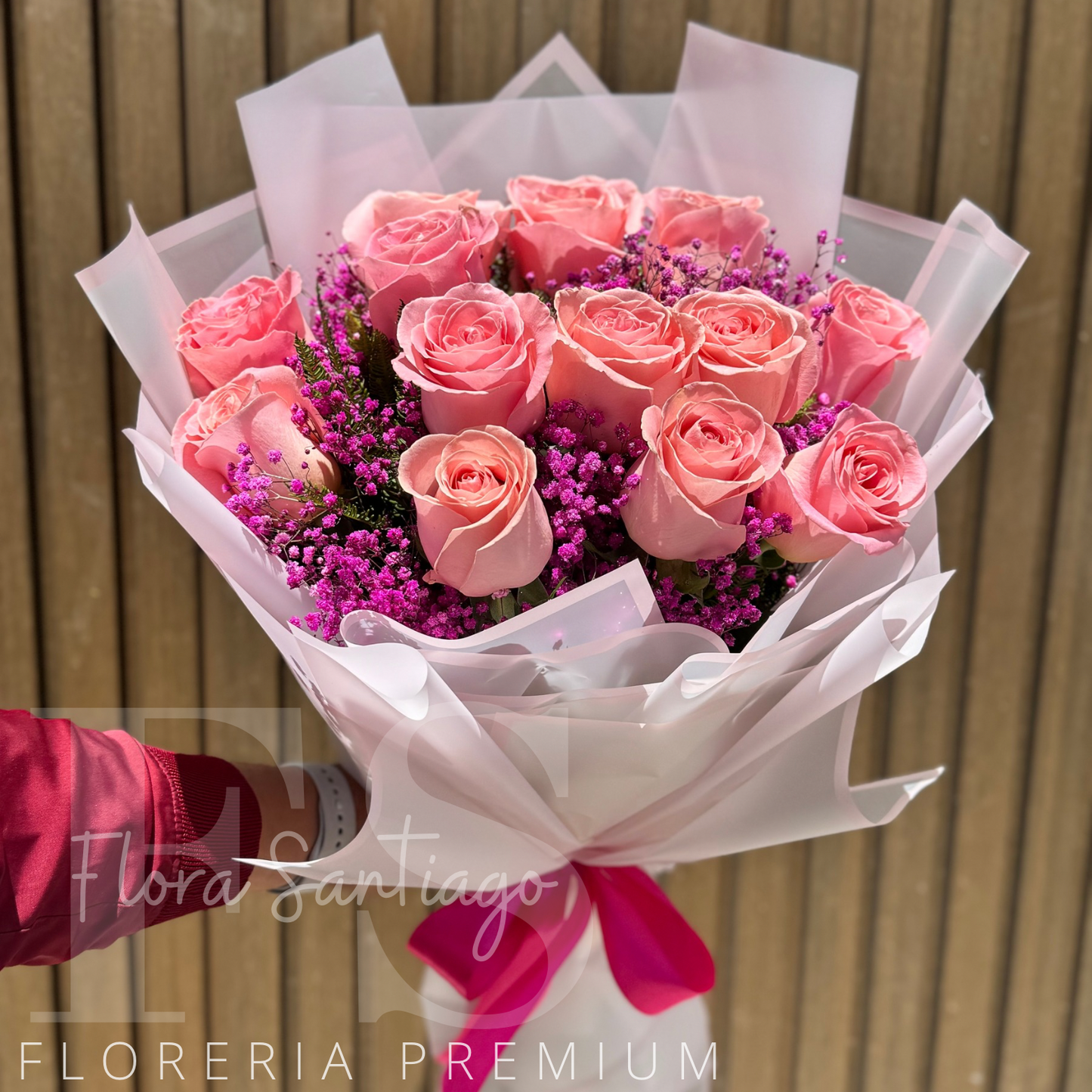 Ramo con 12 rosas rosadas y gypsophila lila con envoltura coreana perfecto para regalo envía flores a domicilio